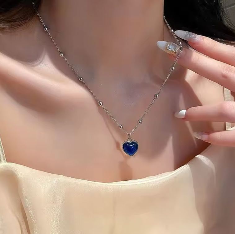 CHANGING COLOR BY TEMPERATURE HEART NECKLACE