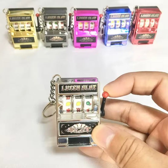 SLOTS MACHINE KEYCHAIN